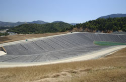 Creekside reservoir with liner